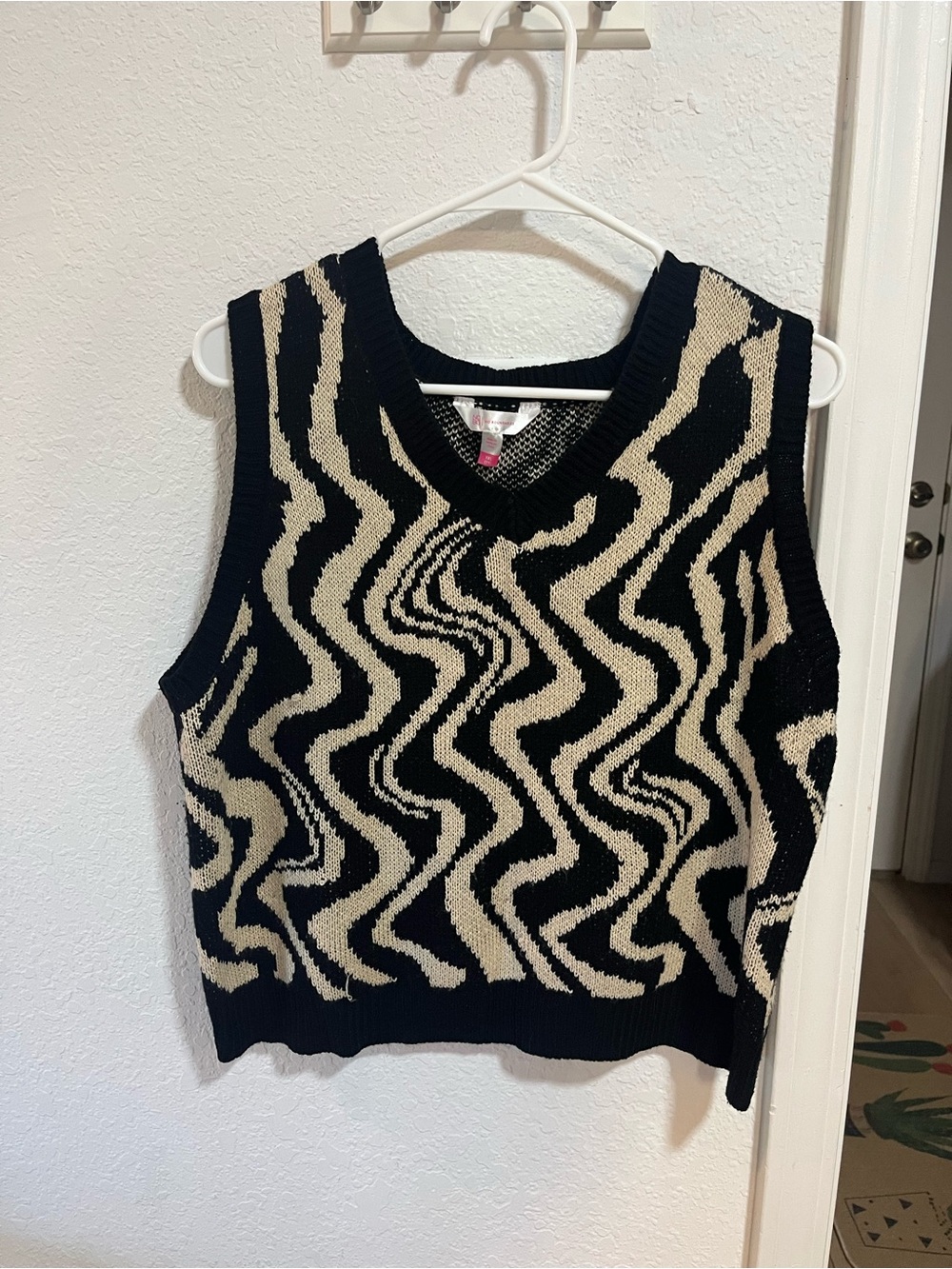 Wavy Pattern Knit Sleeveless Sweater Vest - Black & Cream